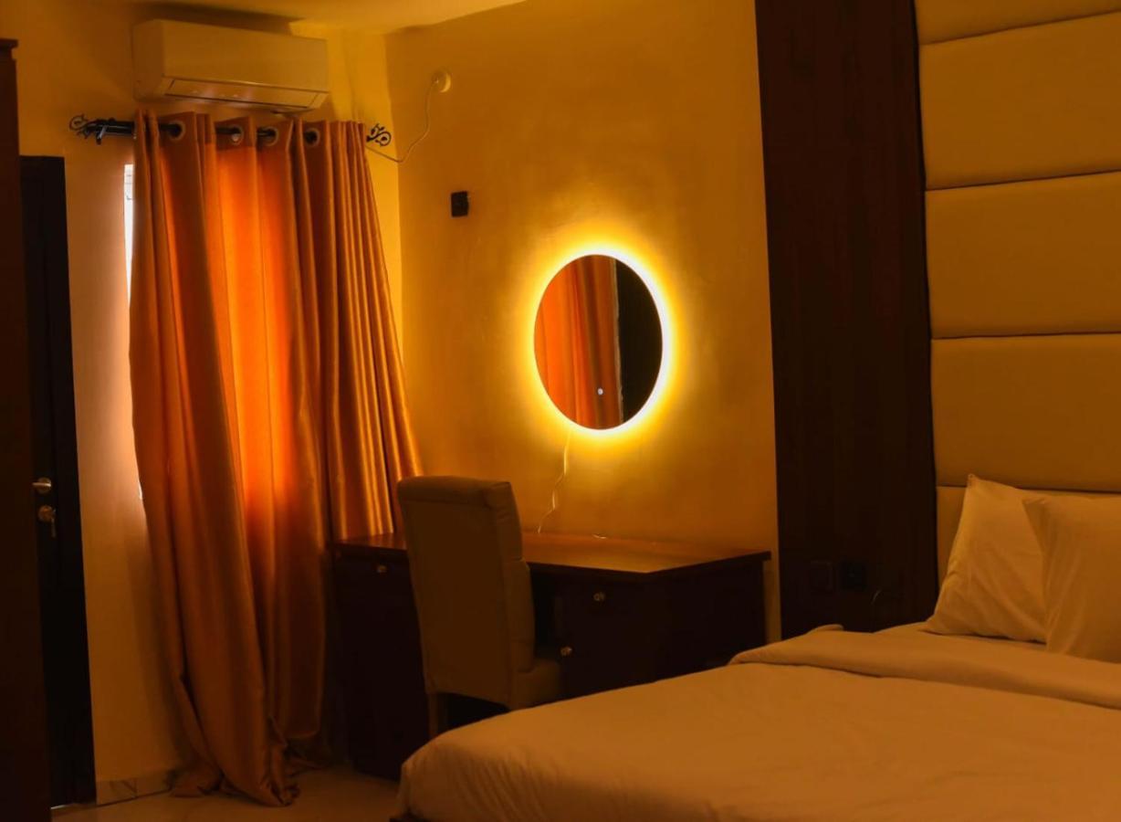 Ricky Hotels Ughelli Екстер'єр фото